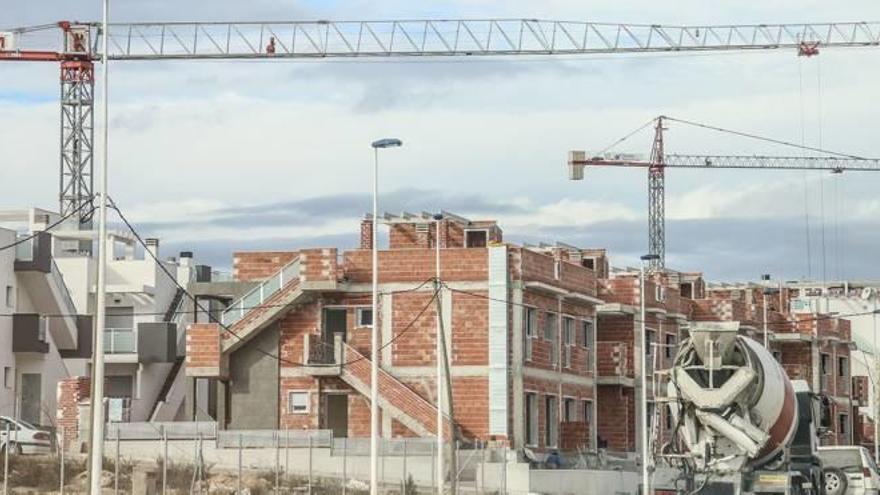 Imagen de archivo de una de las principales promociones en construcción en los últimos años en el norte del litoral de Orihuela con Torrevieja.