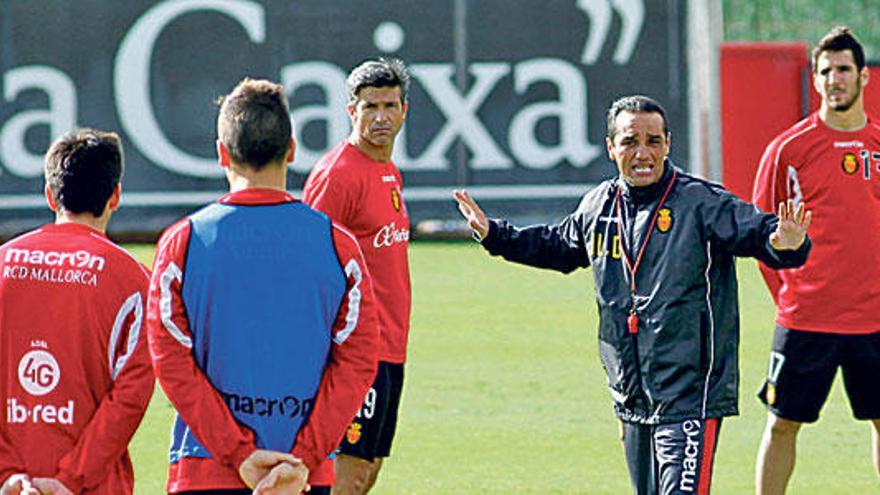 José Luis Oltra instruye a sus jugadores en el entrenamiento de ayer.