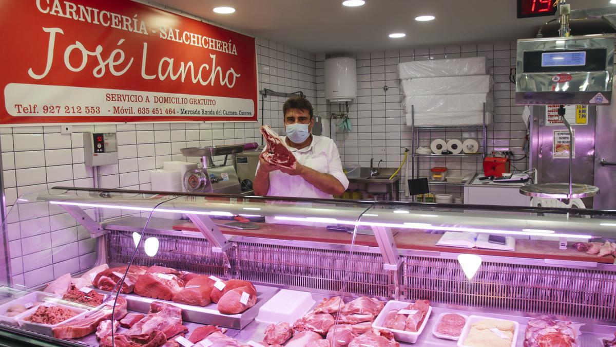 José Lancho enseña una de sus ricas piezas en su carnicería.