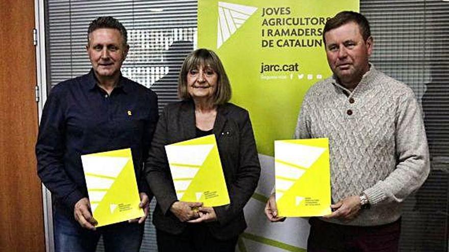 D&#039;esquerra a dreta, el cap del porcí de JARC, Jaume Bernis, la catedràtica d&#039;Agronomia Josefina Plaixats i el president de JARC, Xavier Vela, durant la jornada a Lleida.