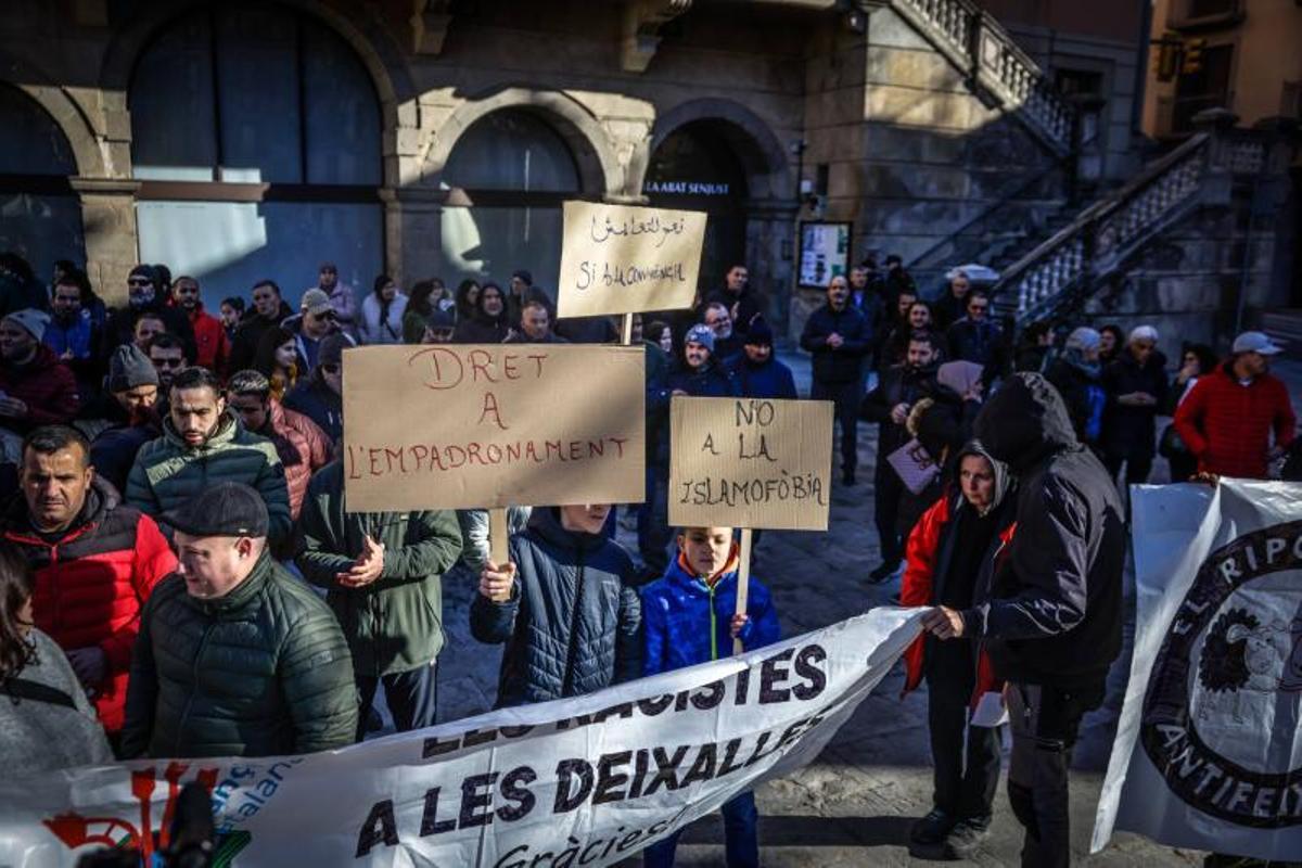 Concentración en Ripoll para pedir el padron para todos los habitantes