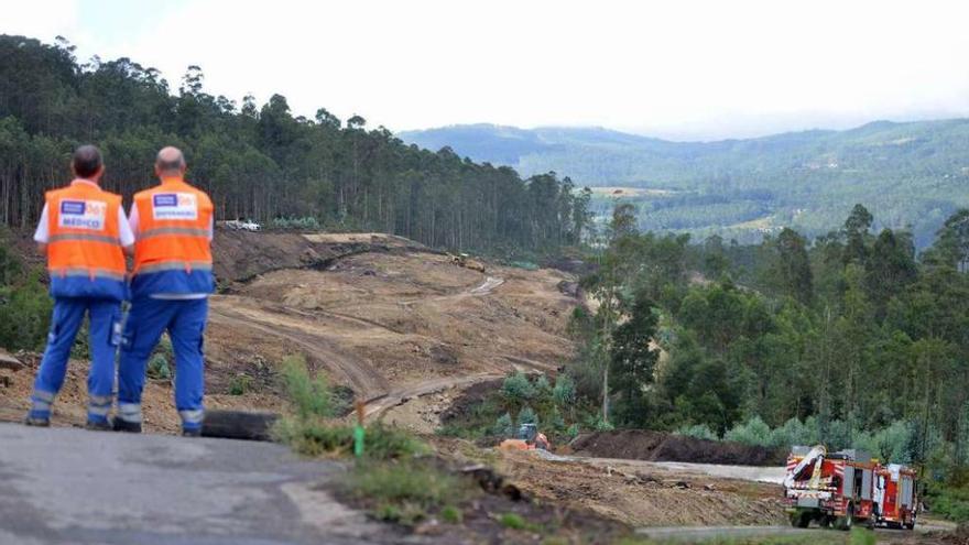 El 061 y bomberos ayer en el lugar en el que se realizan las obras en la zona de Marcón. // Gustavo Santos