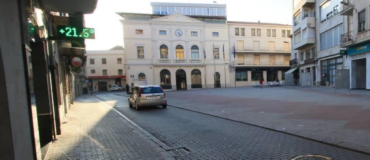 Tavernes se suma al corte del tráfico  en el centro y cierra la plaza Major