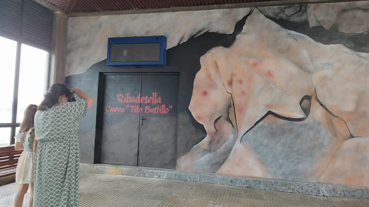 Uno de los murales paleolíticos de Actus Reus en la estación de autobuses de Ribadesella