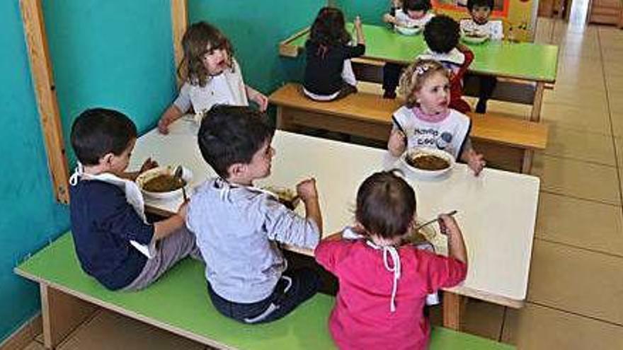 Niños y niñas comen en la escoleta de Can Cantó, en Ibiza, en una imagen de archivo.