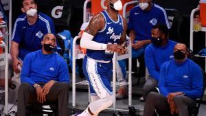 Lebron James , luciendo una mascarilla en el banquillo, durante el partido entre los Spurs y los Lakers