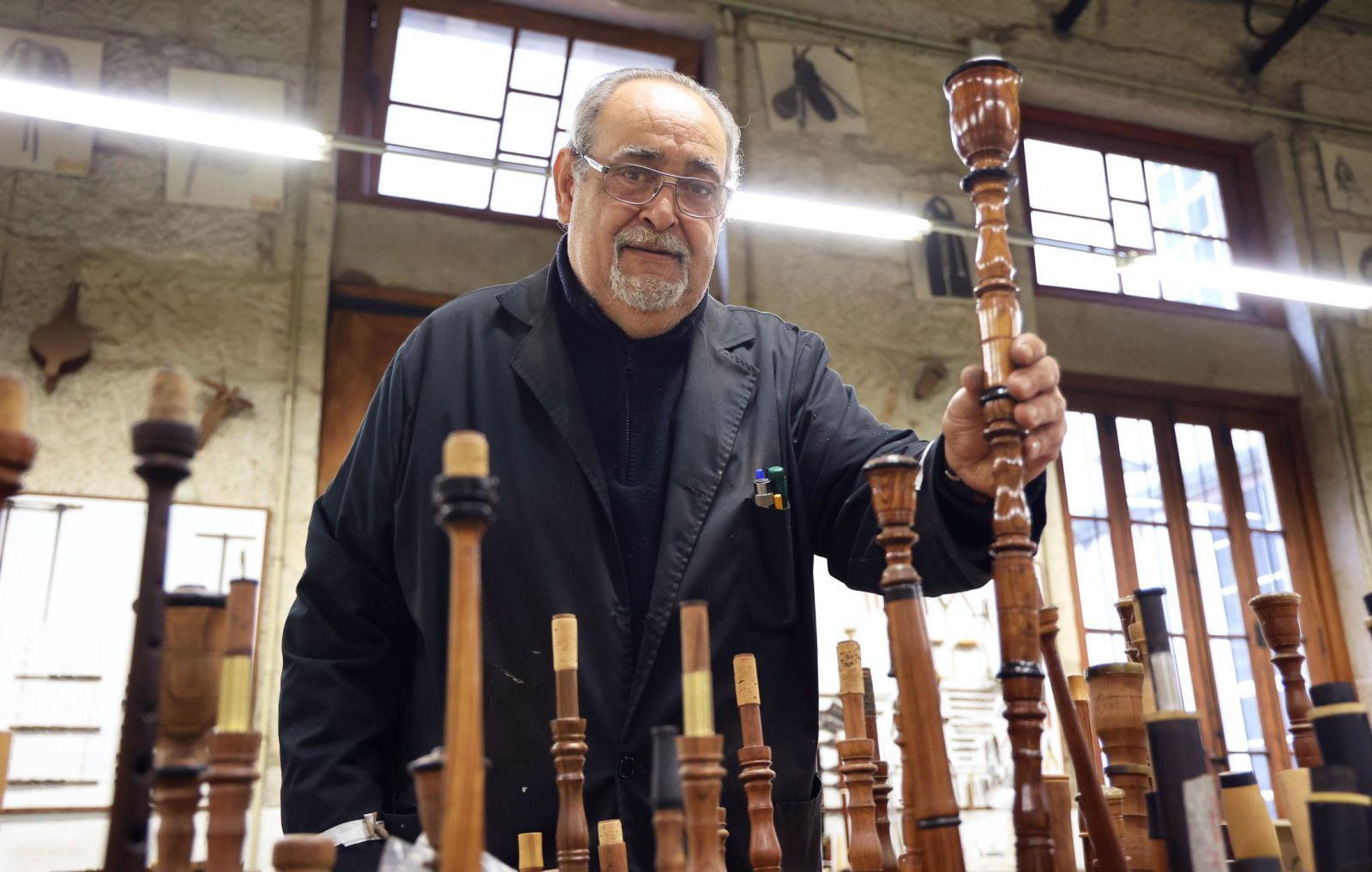 Carlos Corral con piezas de gaitas. 