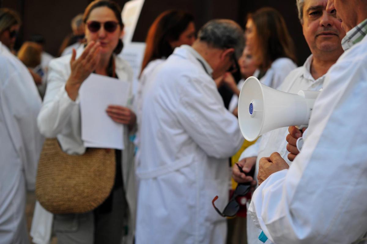 Fotogalería | Cientos de médicos marchan en Badajoz contra el Estatuto Marco y exigen dignificar sus condiciones laborales