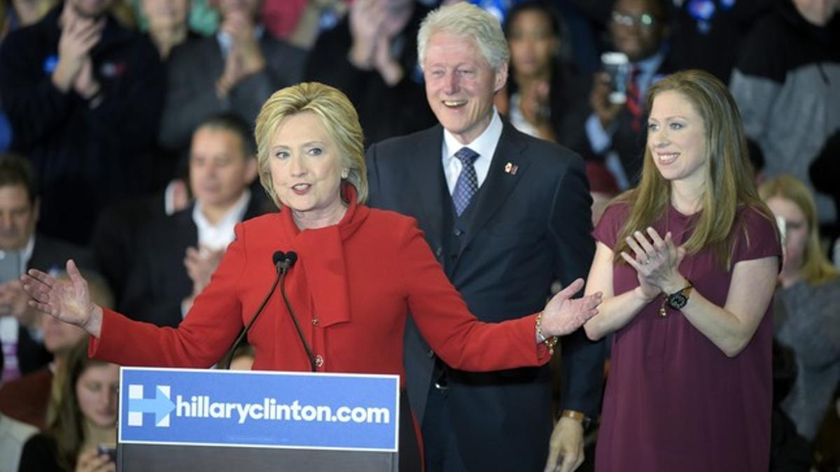 Hillary Clinton, junto a Bill Clinton y su hija Chelsea, durante la noche del caucus demócrata.