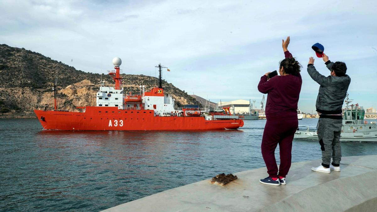 Familiares de los tripulantes del barco los saludan: hoy no podrán hacerlo.