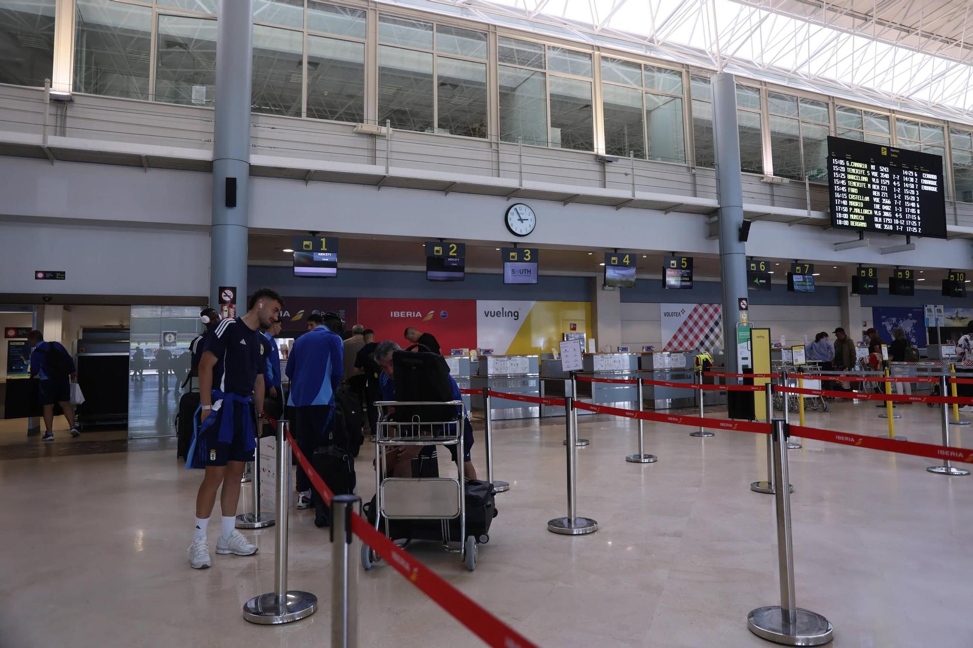 En imágenes: así fue la despedida de la afición azul al Real Oviedo en el Aeropuerto de Asturias