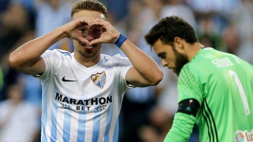 Ontiveros celebra el primer gol davant del porter Sergio Álvarez