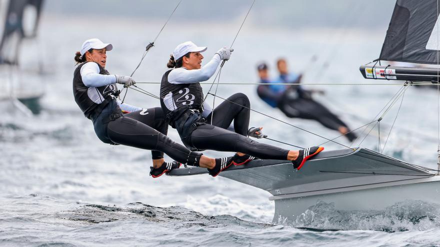 Támara Echegoyen y Paula Barceló, en la primera jornada del Mundial 2022.