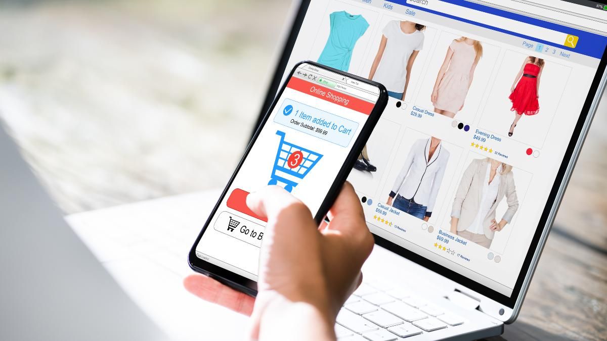 Mujer comprando en el Black Friday