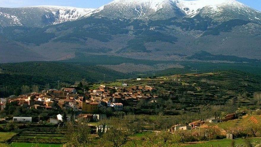 Los bomberos rescatan a un hombre de un incendio en su vivienda en Lituénigo