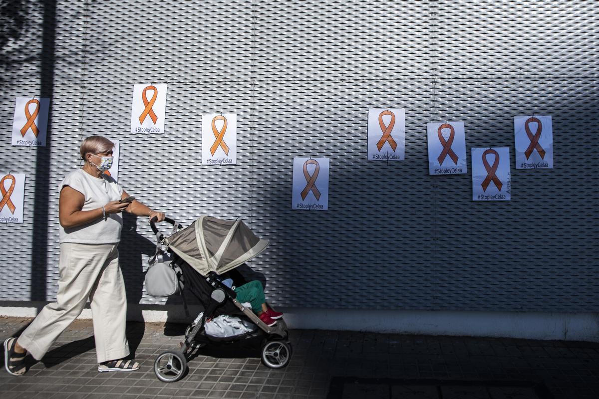 Carteles en protesta por la Lomloe, en un centro educativo.