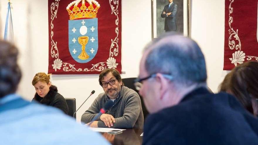 El alcalde, al fondo, y el portavoz del PSOE, en primer término, durante un pleno.