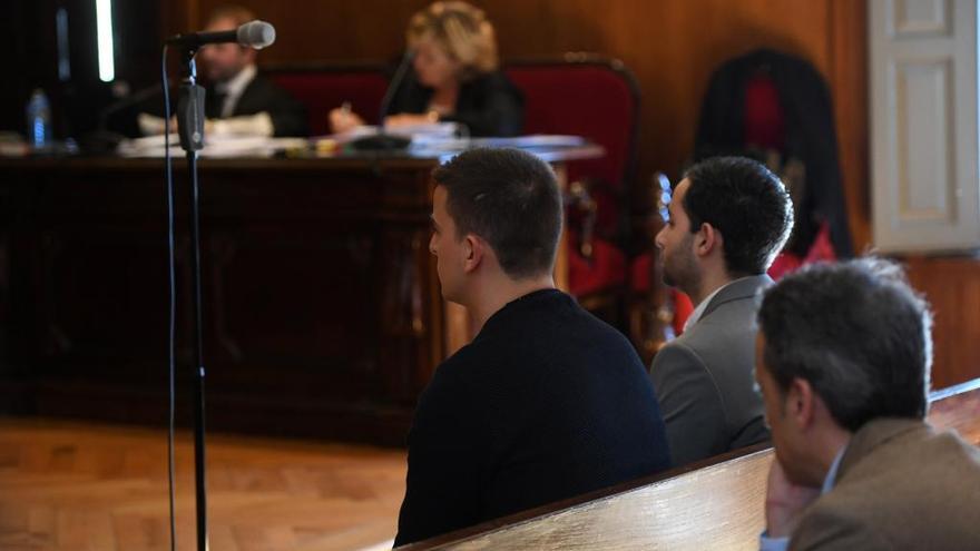 Los jóvenes juzgados, esta mañana en la Audiencia. // G. Santos