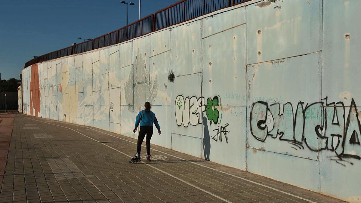 Mural pintado por Arly Jones en el estanque de la zona del golf, totalmente desvirtuado. | MANUEL R. SALA