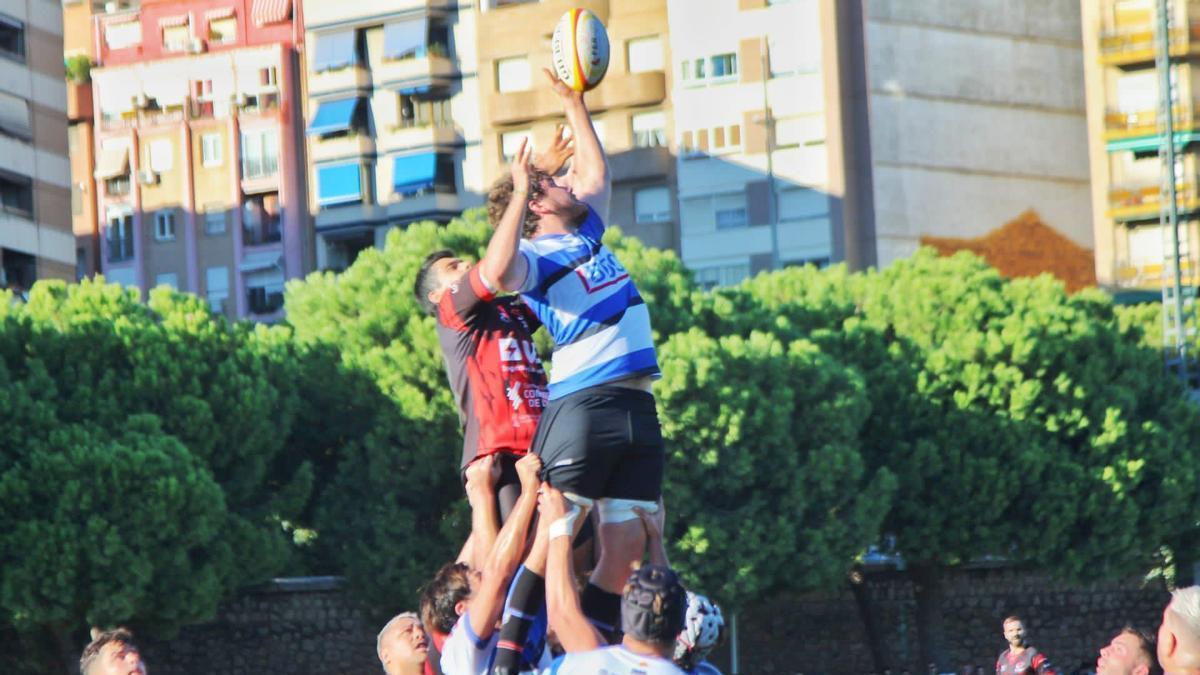El CAU Rugby Valencia tuvo un amargo estreno en la Liga de DHB tras perder en el Campo del Río contra el San Cugat (23-29).