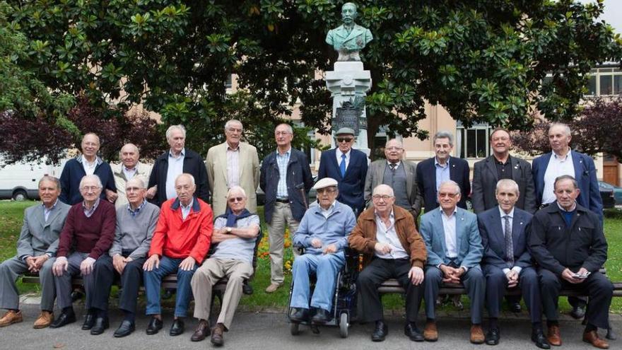 Los veteranos del Racing de Sama realizan su reunión anual