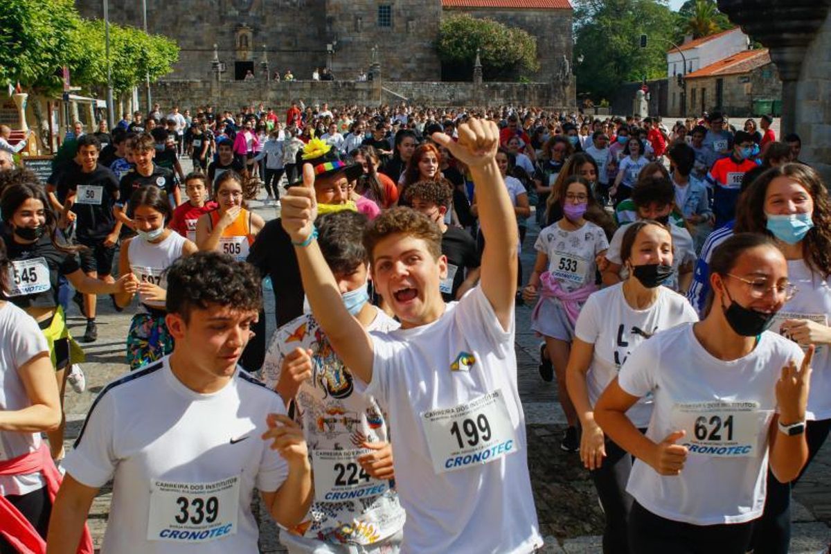 Momento en que se produce la salida de la carrera, desde la plaza de Fefiñáns. | // IÑAKI ABELLA