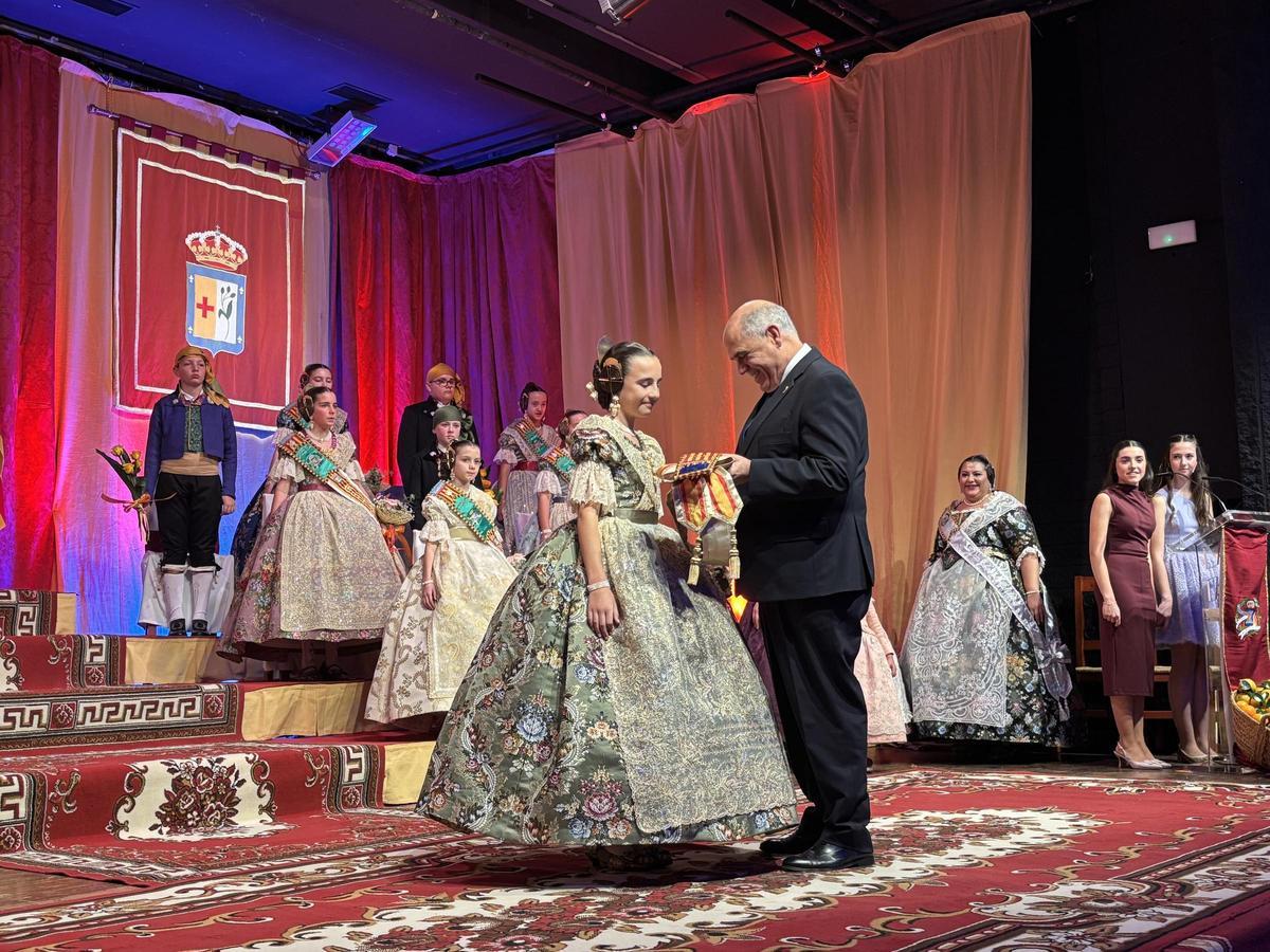 La fallera mayor infantil 2026, junto al alcalde, Juanma Cerdá.