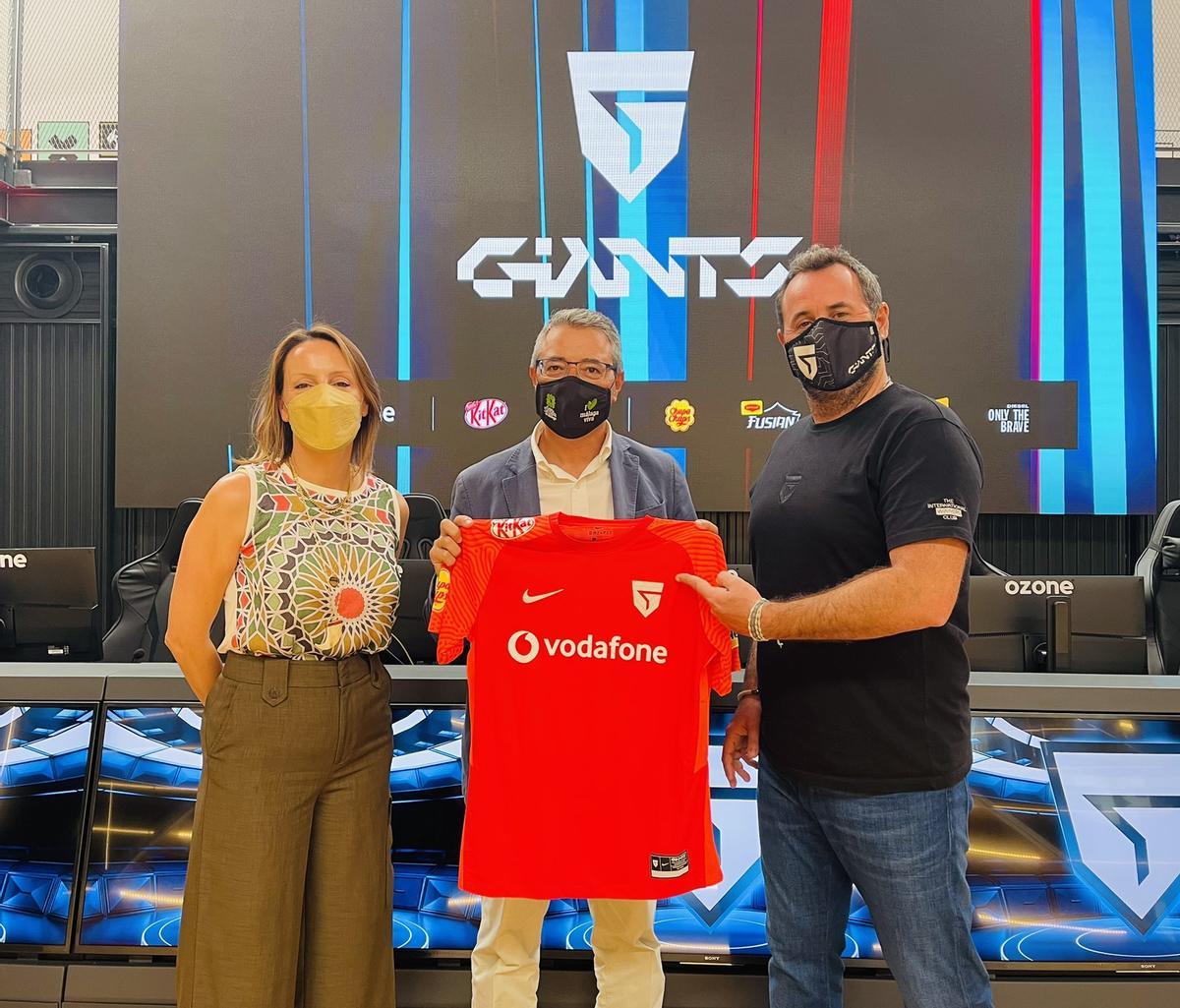 Francisco Salado recibe la camiseta del Vodafone Giants