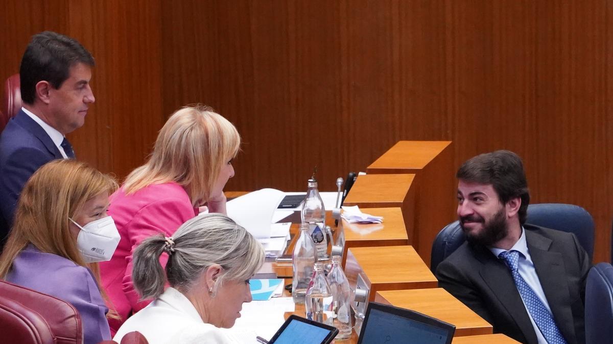 García-Gallardo conversa con la procuradora Leticia García en el Pleno de las Cortes de ayer.