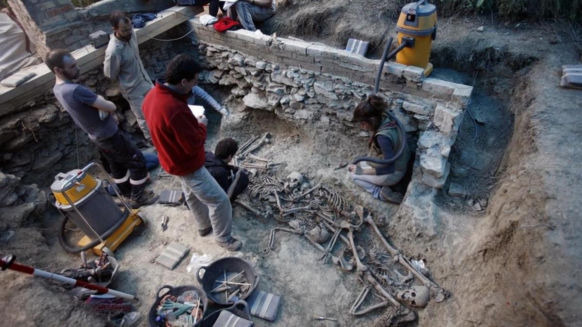 Trabajos de exhumación de una fosa común de la Guerra Civil en Gurb.