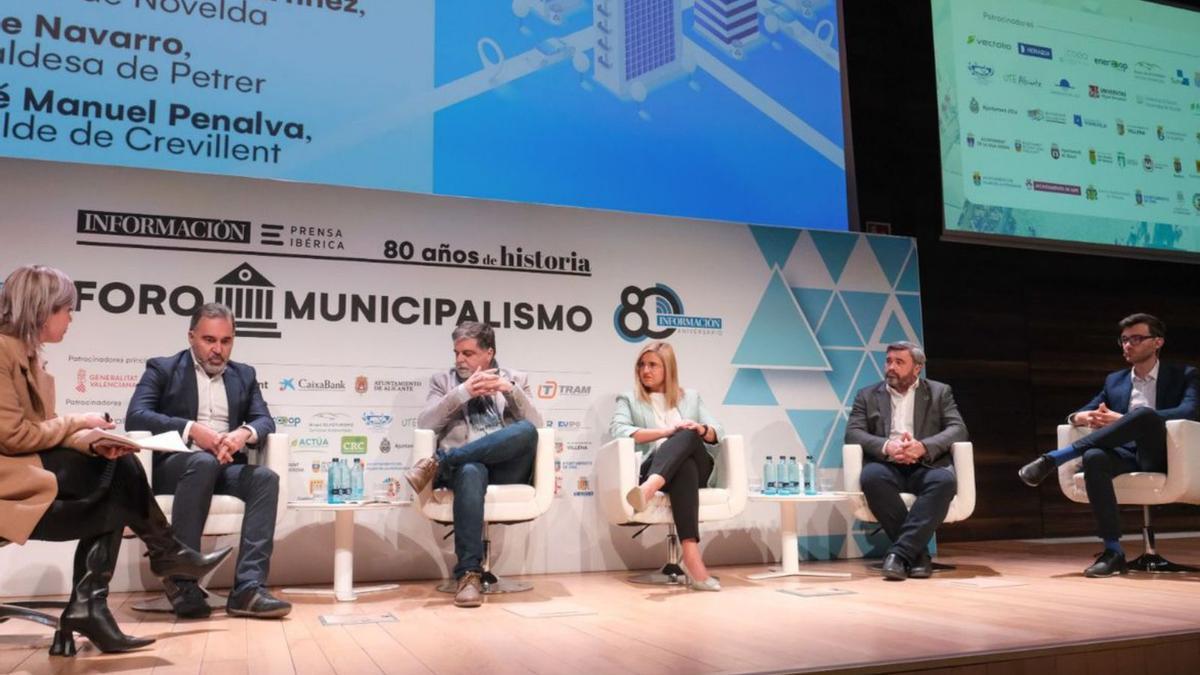 Los alcaldes de Ibi, Villena, Petrer, Crevillent y Novelda, en la mesa redonda. | ÁXEL ÁLVAREZ