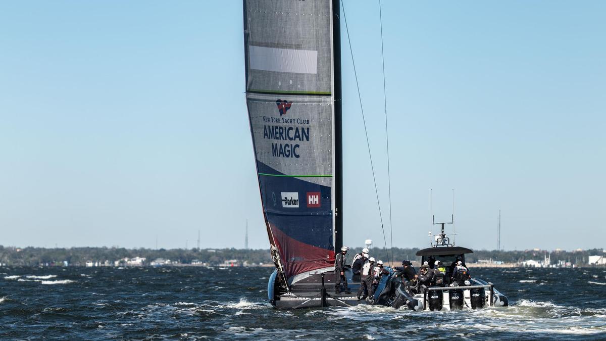 El AC75 del equipo American Magic de la Copa América de vela navega en la costa de Pensacola, en California, en febrero del 2023.