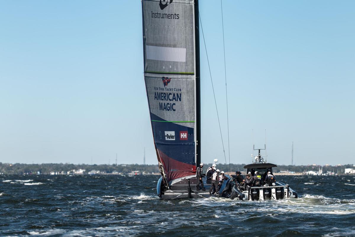 El AC75 del equipo American Magic de la Copa América de vela navega en la costa de Pensacola, en California, en febrero del 2023.