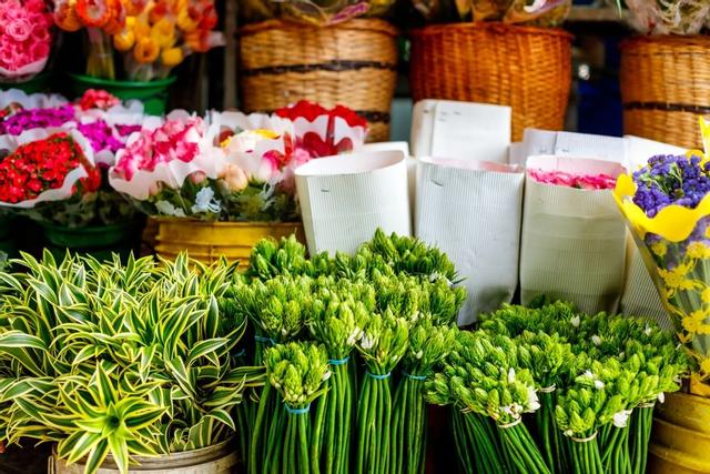 Buques de flores y plantas en una floristería en un mercado colombiano