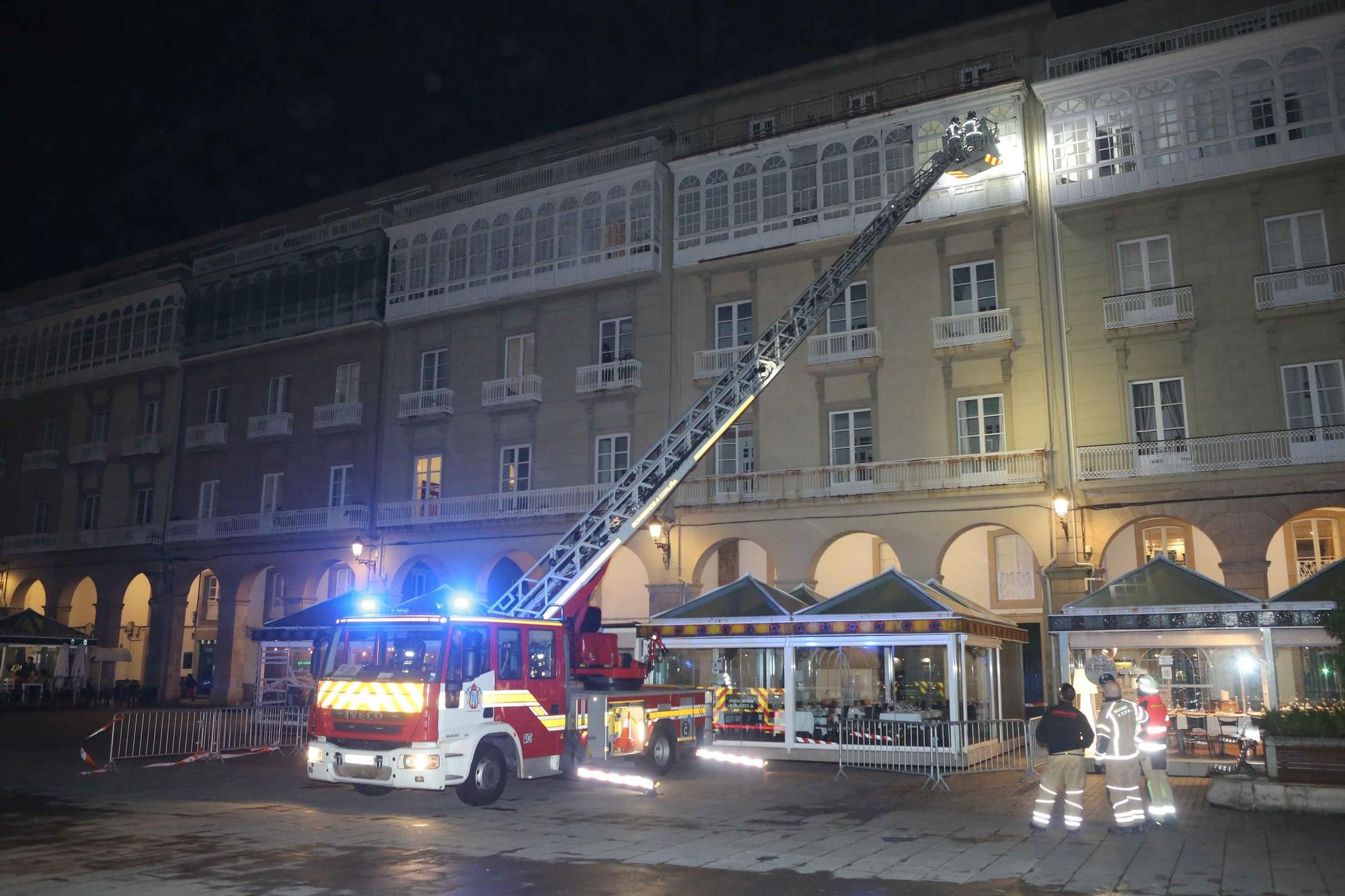 Los bomberos acuden a María Pita para evitar la caída de cascotes de un edificio