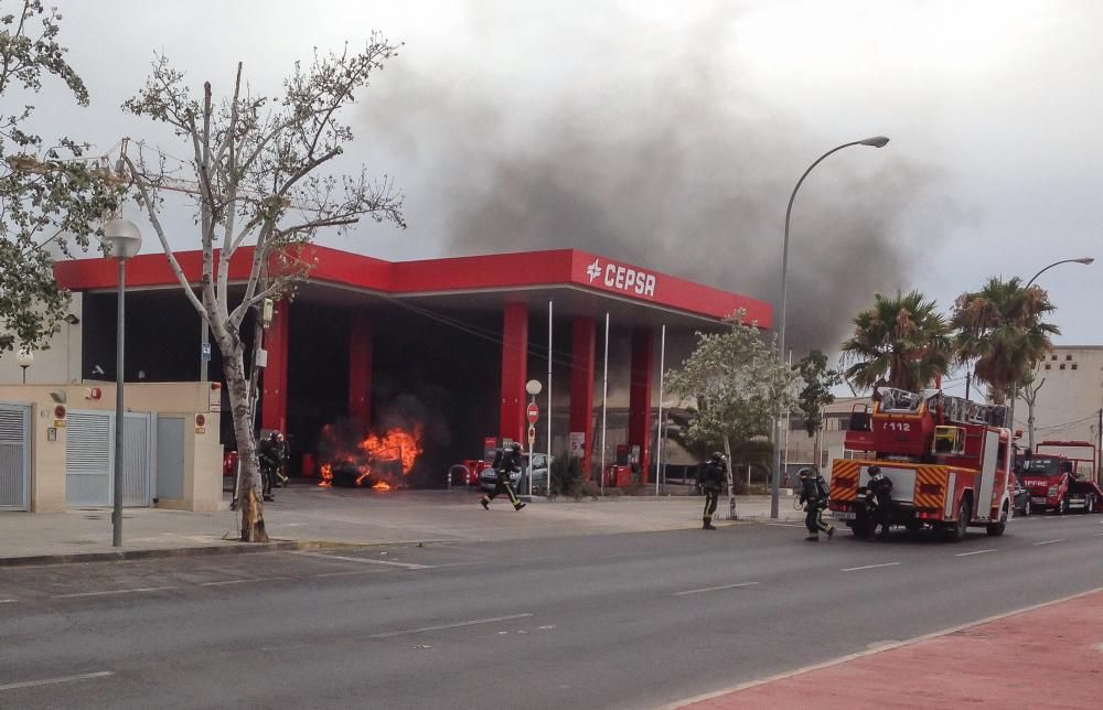 Arde un coche en una gasolinera de Alicante