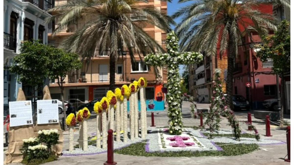 La cruz ganadora del concurso, de la falla Plaça de la Creu-Els Angels