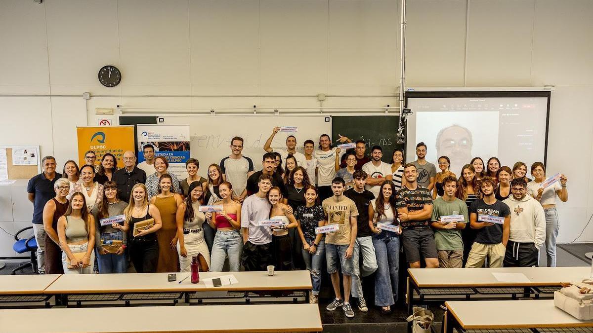 Todos los participantes en el ‘Concurso de los Océanos’ junto con el profesorado de Giemar y el presidente del Consejo Social.