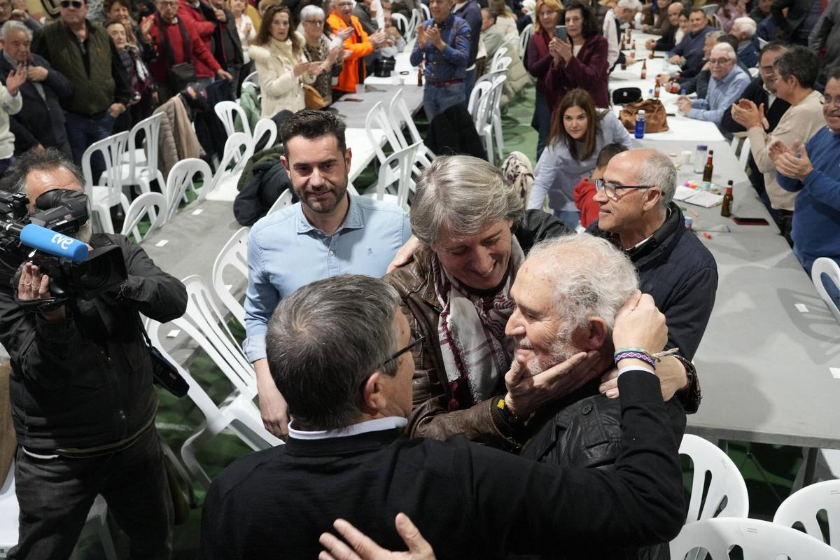 Patxi López, de espaldas, y el candidato socialista a la Junta de Castilla y León, Carlos Martínez, saludan al expresidente autonómico Demetrio Madrid.