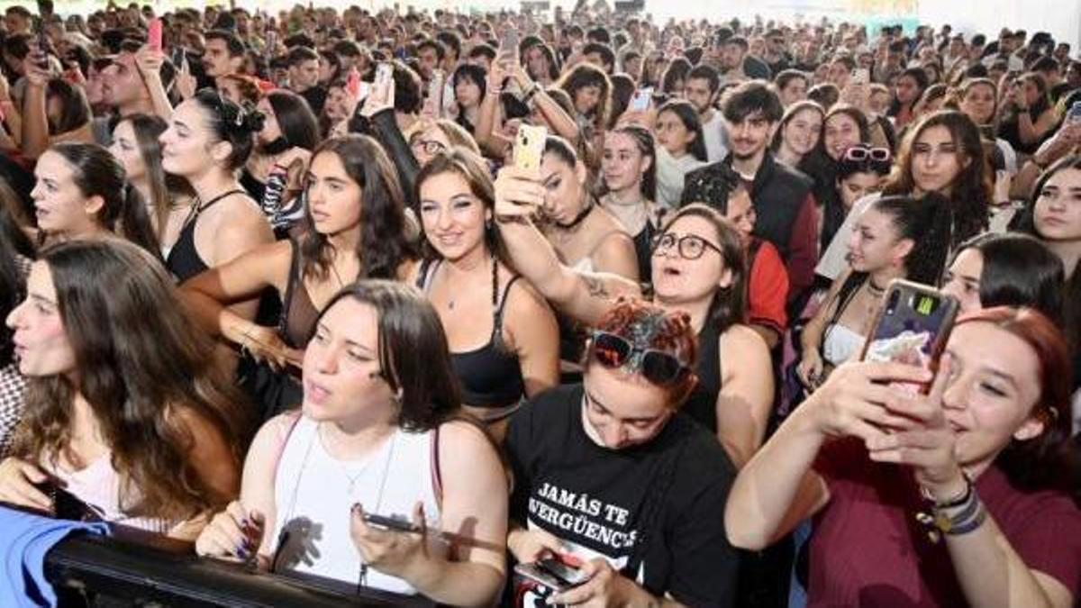 Asistentes a un concierto durante la pasada edición de este festival a las orillas del río.