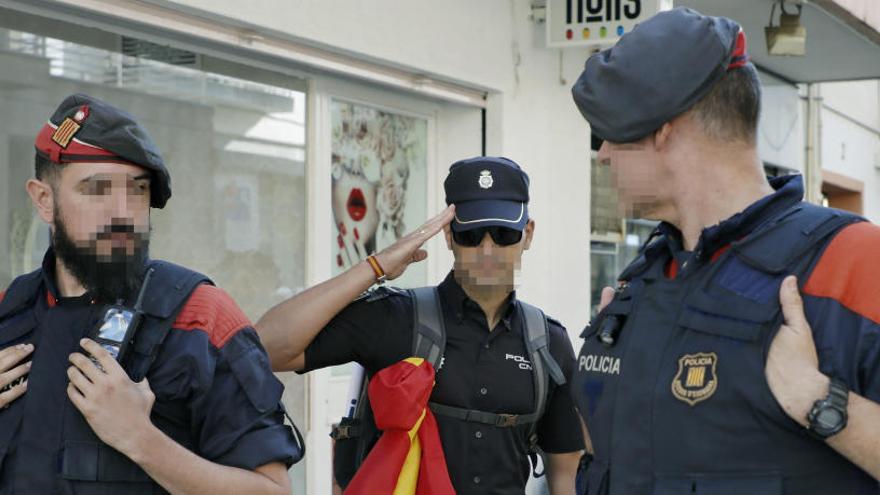 La Policia Nacional s&#039;acomiada de Pineda amb abraçades a mossos