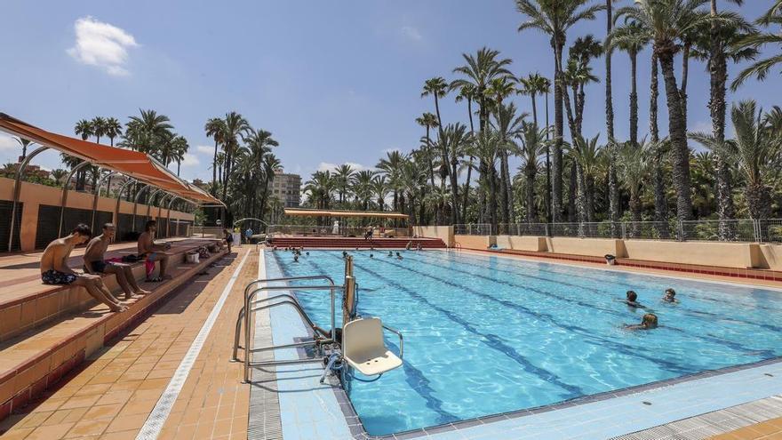 El reto viral de defecar en el agua obliga a cerrar una piscina en Elche