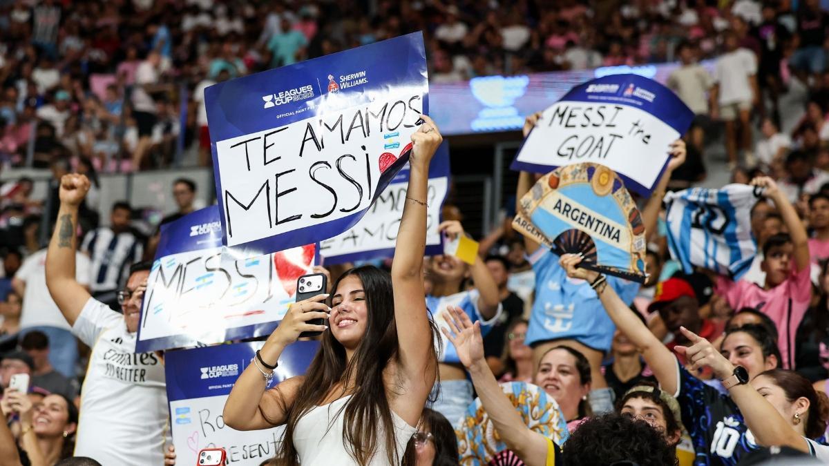 Mensajes de apoyo por parte de la afición de Messi