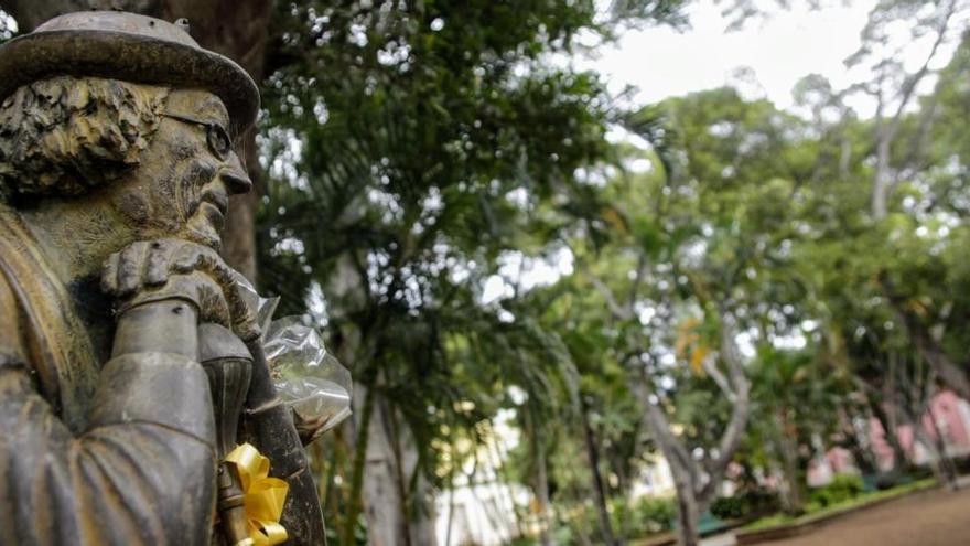 Escultura de Enrique González, en la plaza del Príncipe desde 2013.