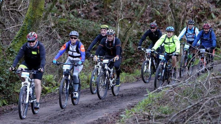 Un grupo de ciclistas, camino al embalse de Eiras.