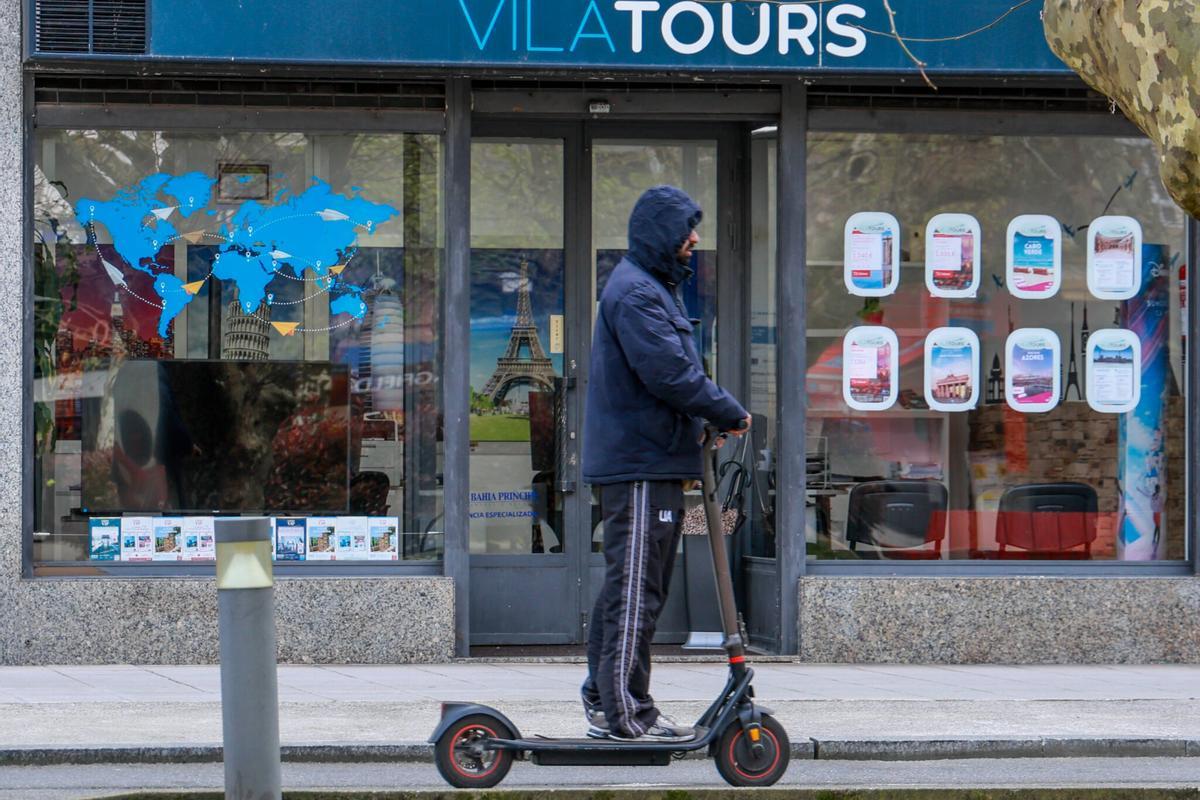 Ofertas de viajes en una de las agencias .de Vilagarcía