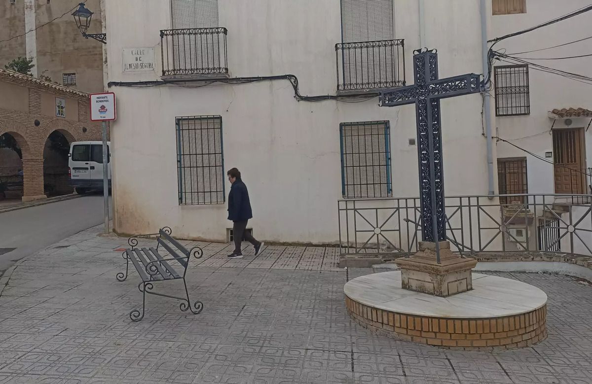 Una vecina de Huesa, en Jaén, se dirige a la iglesia del pueblo