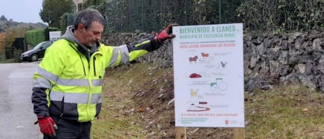 Un operario coloca uno de los carteles en la zona rural. | R. M. V.