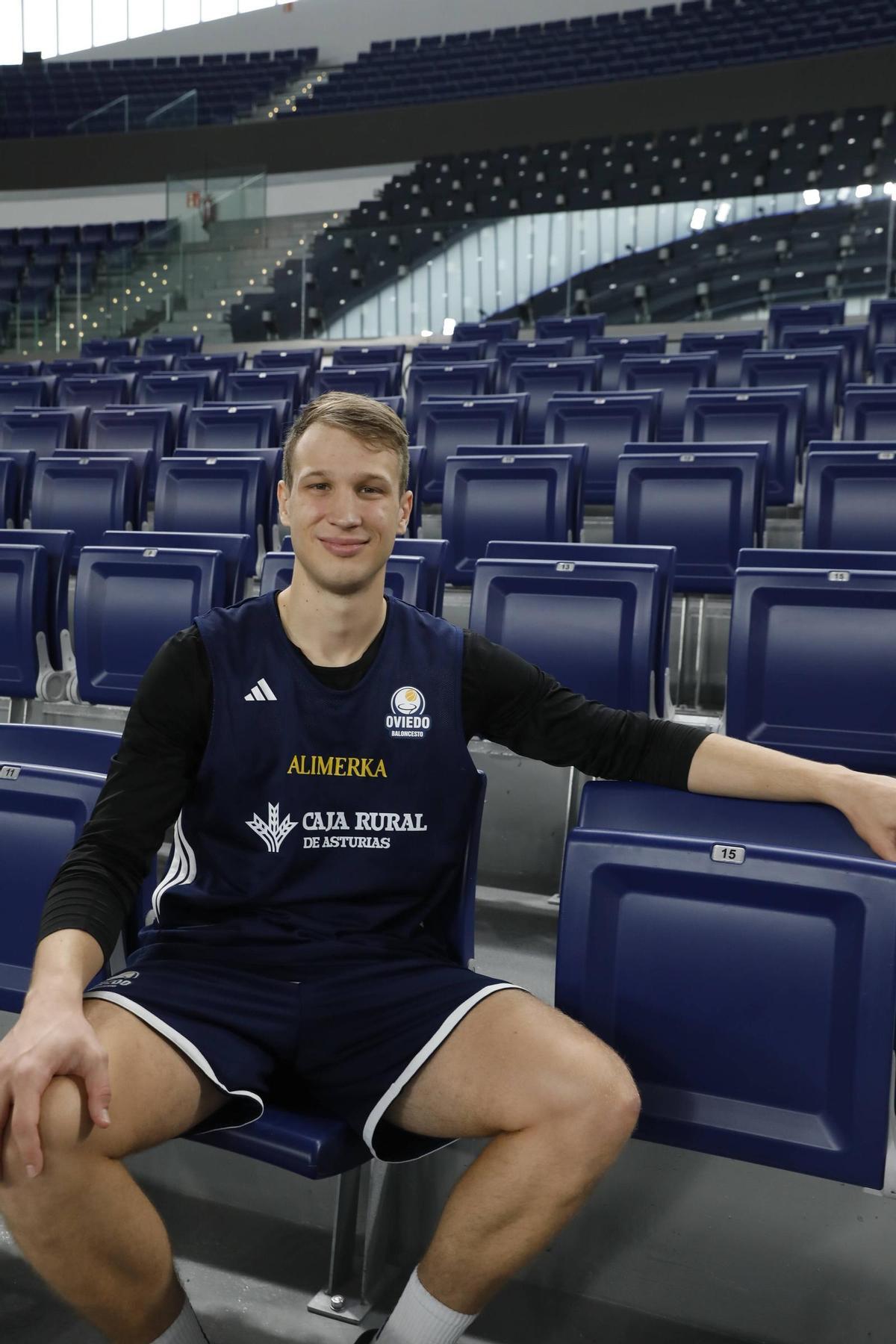 Dan Duscak, en las gradas del Palacio de los Deportes de Oviedo.