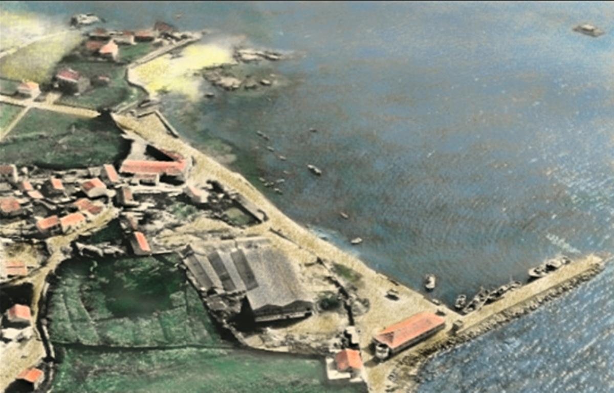 O porto de Aldán recén rematado.